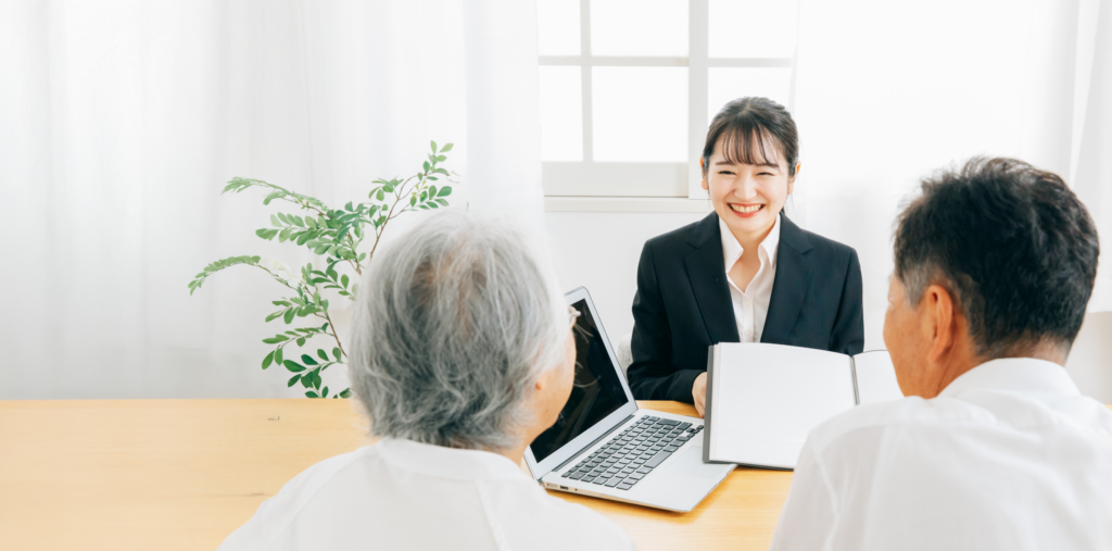介護の言葉がそのまま通じる、安心感を。ケアマネ・看護師の経験があるから、説明の手間はいりません。現場の「困った」に寄り添い、温もりのあるサイト作りと効率化を支えます。